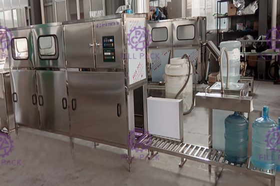 Ένας δρόμος 120 BPH μηχανή πλήρωσης νερού 5 γαλονιού προμηθευτής